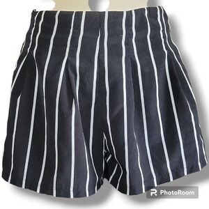 Women's Pleated Dressy Black And White Striped Shorts Size Medium Summer, Work